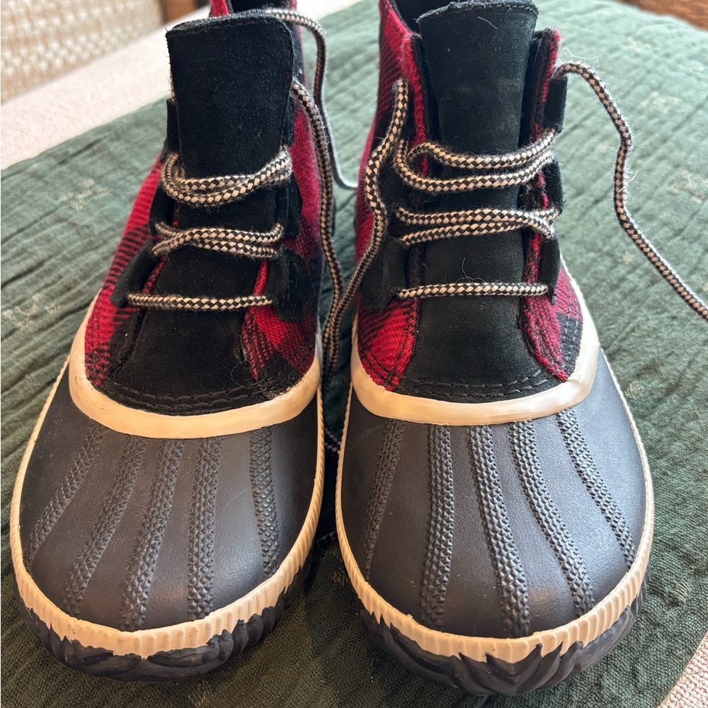 New Sorel Red and Black Plaid Waterproof Ankle Boots 055 - Picture 8 of 8